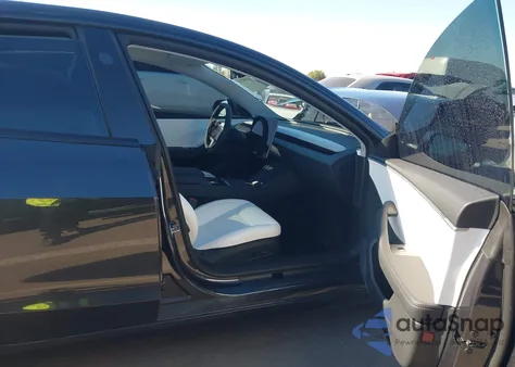 2025 Tesla Model 3 Long Range All-Wheel Drive z USA, uszkodzony, nr VIN 5YJ3E1EB8SF076911